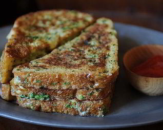 Тосты с зеленым луком и кинзой