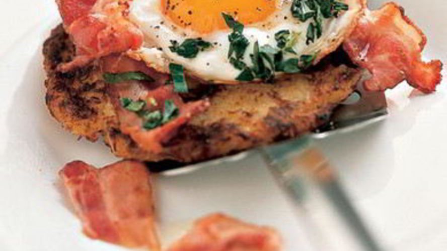 Рецепт глазуньи с беконом на картофельно-яблочных лепешках