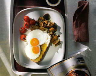 Глазунья с белыми грибами и печеными помидорами