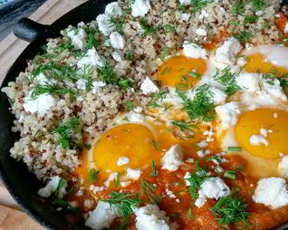 Шакшука с киноа и брынзой