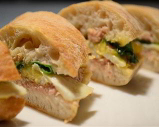 Сэндвич с тунцом и яичницей