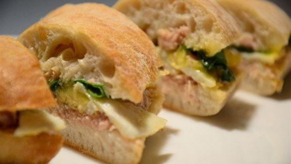 Рецепт Сэндвича с тунцом и яичницей