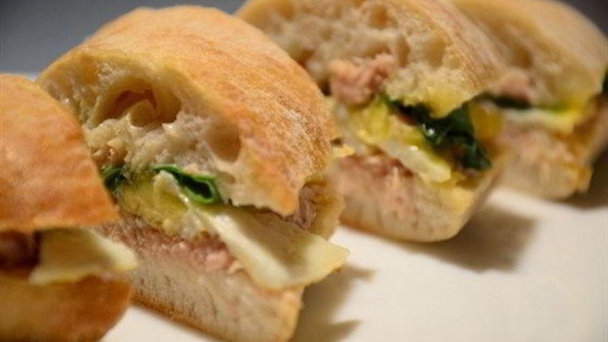 Рецепт сэндвича с тунцом и яичницей