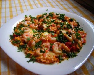 Сырная яичница с креветками и помидорками