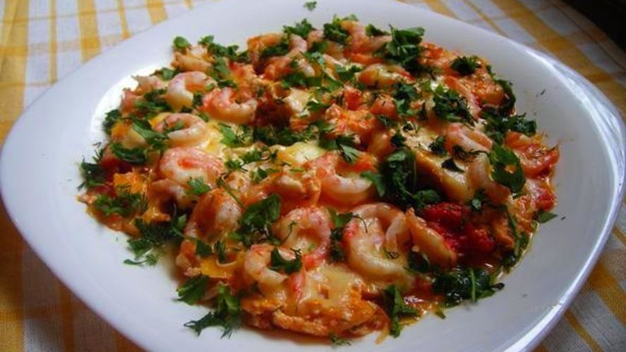Рецепт сырной яичницы с креветками и помидорками