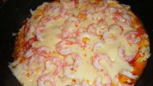 сырная яичница с креветками и помидорками