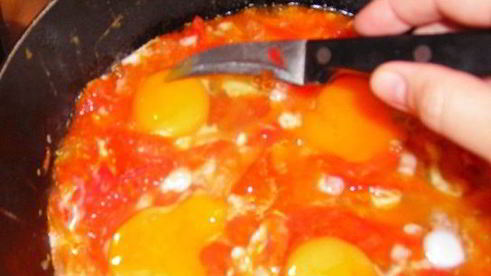 сырная яичница с креветками и помидорками