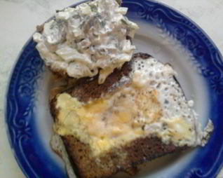 Яичница и закуска из селедки