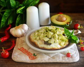 Яичница с беконом и авокадо