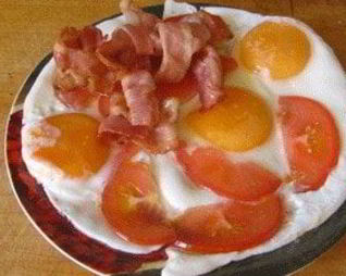 Яичница с беконом и помидорами