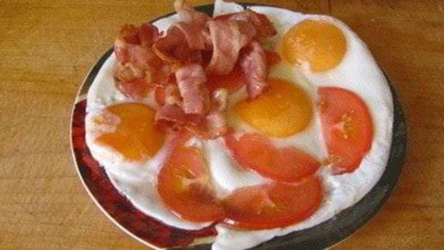 Рецепт яичницы с беконом и помидорами