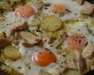 Яичница с индейкой, картофелем и травами