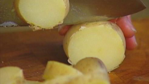 яичница с индейкой, картофелем и травами