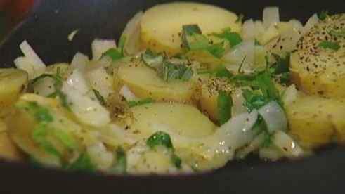 яичница с индейкой, картофелем и травами