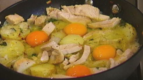 яичница с индейкой, картофелем и травами