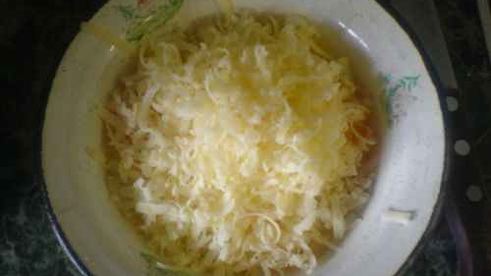 яичница с сыром, луком и чесноком