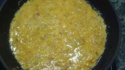 яичница с сыром, луком и чесноком