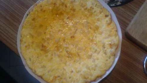 яичница с сыром, луком и чесноком