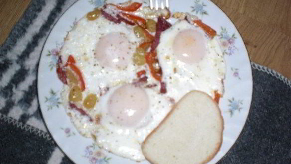 Рецепт Яичницы с виноградом и беконом