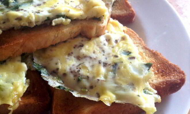 Яичница с зеленью и сыром на завтрак