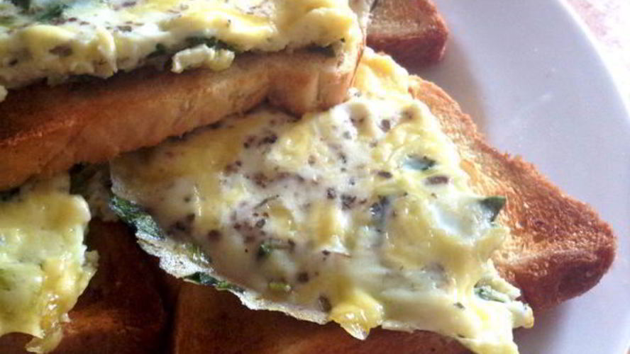 Рецепт яичницы с зеленью и сыром на завтрак