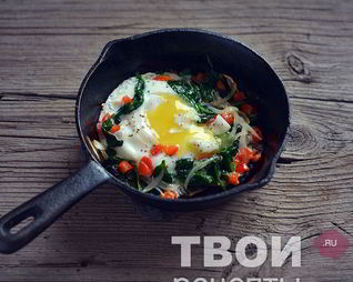 Яичница со шпинатом и перцем
