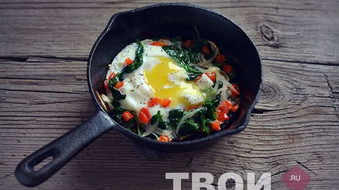 яичница со шпинатом и перцем