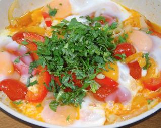 Яичница со сладким перцем, луком и помидорами