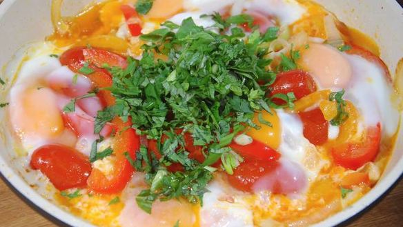 Рецепт Яичницы со сладким перцем, луком и помидорами