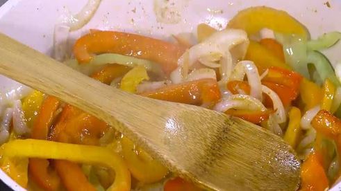 яичница со сладким перцем, луком и помидорами