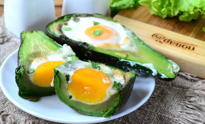 Яичница в авокадо