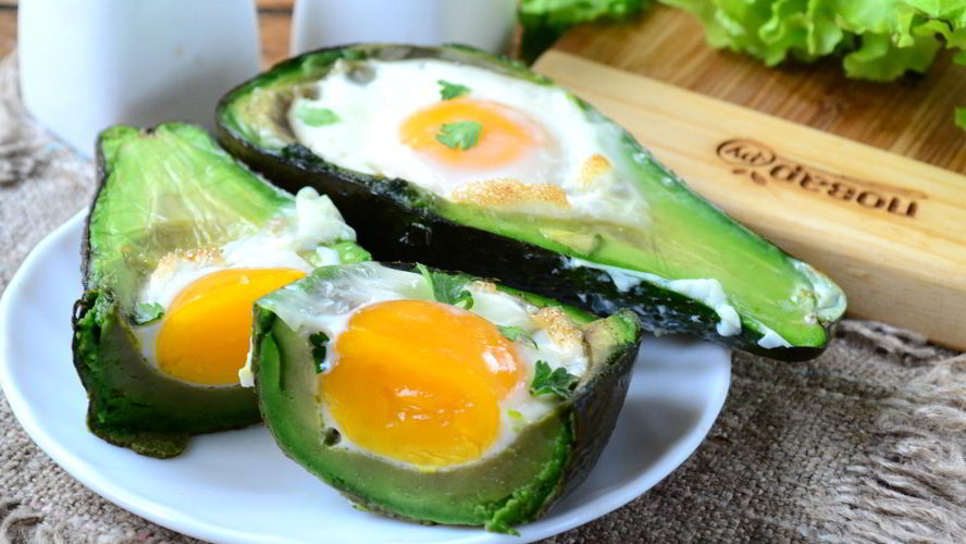 Рецепт яичницы в авокадо