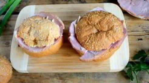 яичница в булочке с ветчиной