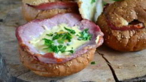 яичница в булочке с ветчиной