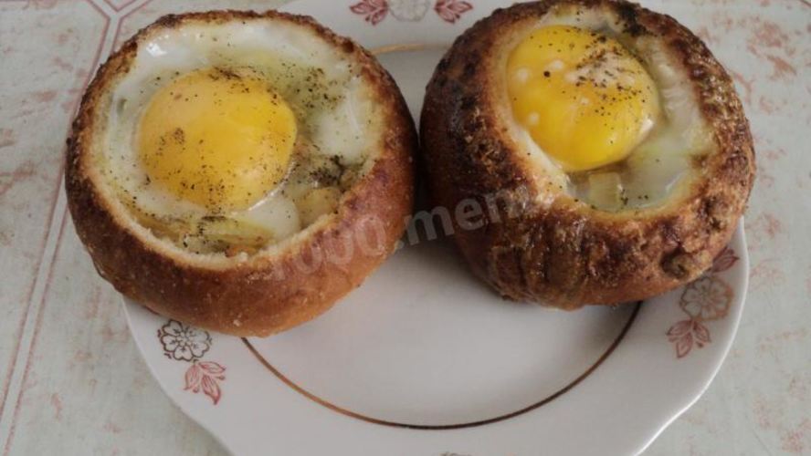 Рецепт яичницы в булочке