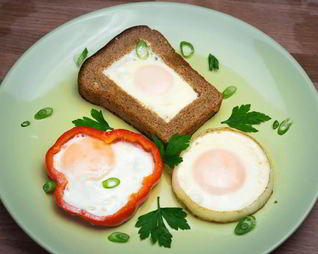 Яичница в хлебе, перце и луке