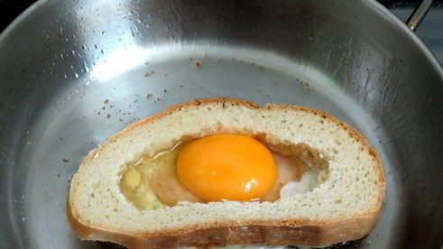 яичница в хлебе