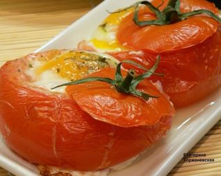 Яичница в помидорах с колбасой и сыром