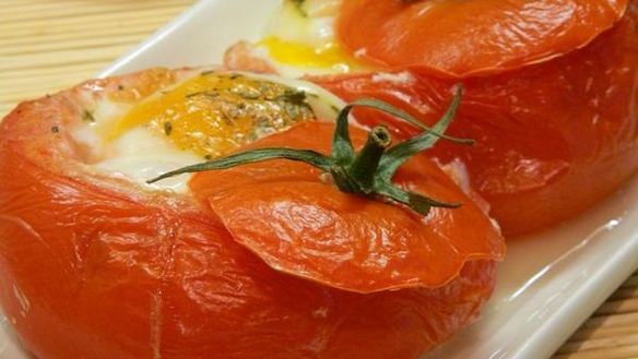 Рецепт Яичницы в помидорах с колбасой и сыром