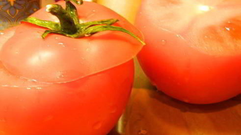 яичница в помидорах с колбасой и сыром