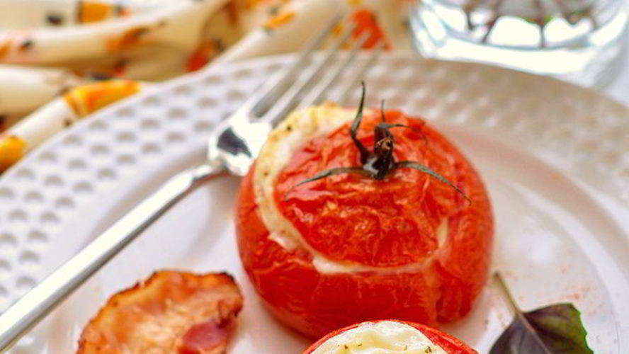 Рецепт яичницы в помидорах