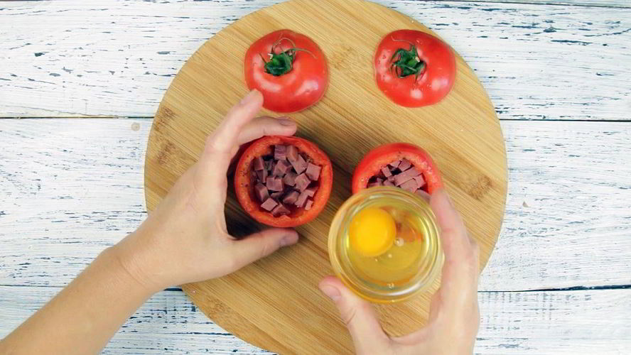 Рецепт яичницы в помидоре