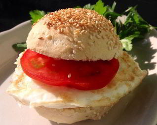 Яичница в свежеиспеченной булочке с кунжутом