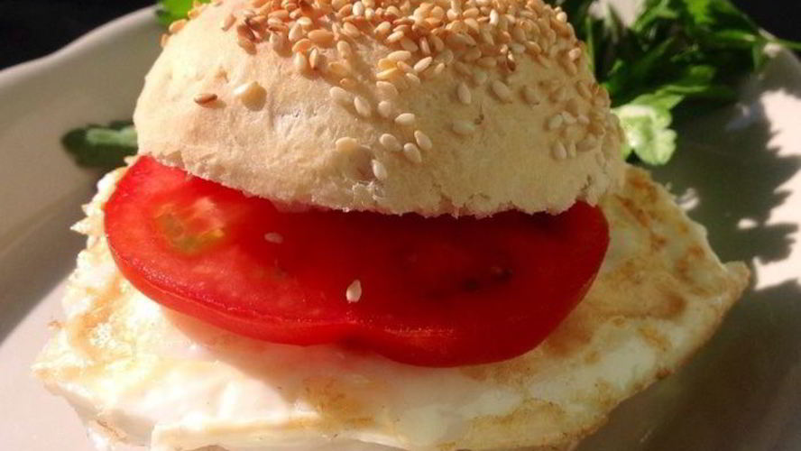 Рецепт яичницы в свежеиспеченной булочке с кунжутом