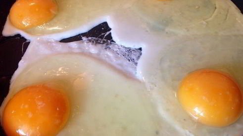 яичница в свежеиспеченной булочке с кунжутом