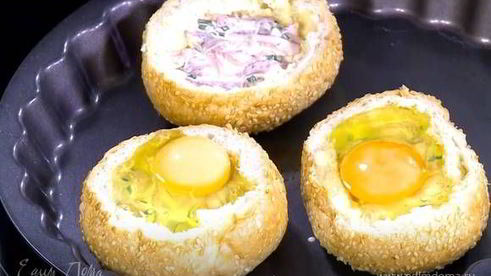 яйца с семгой, запеченные в корзинках