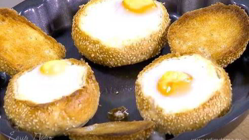 яйца с семгой, запеченные в корзинках