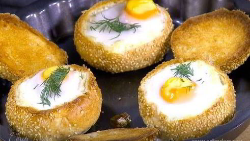 яйца с семгой, запеченные в корзинках