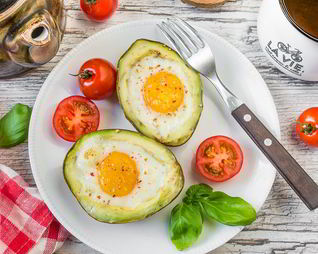 Яйца, запеченные в авокадо