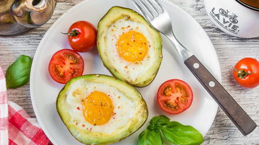 Рецепт яиц, запеченных в авокадо